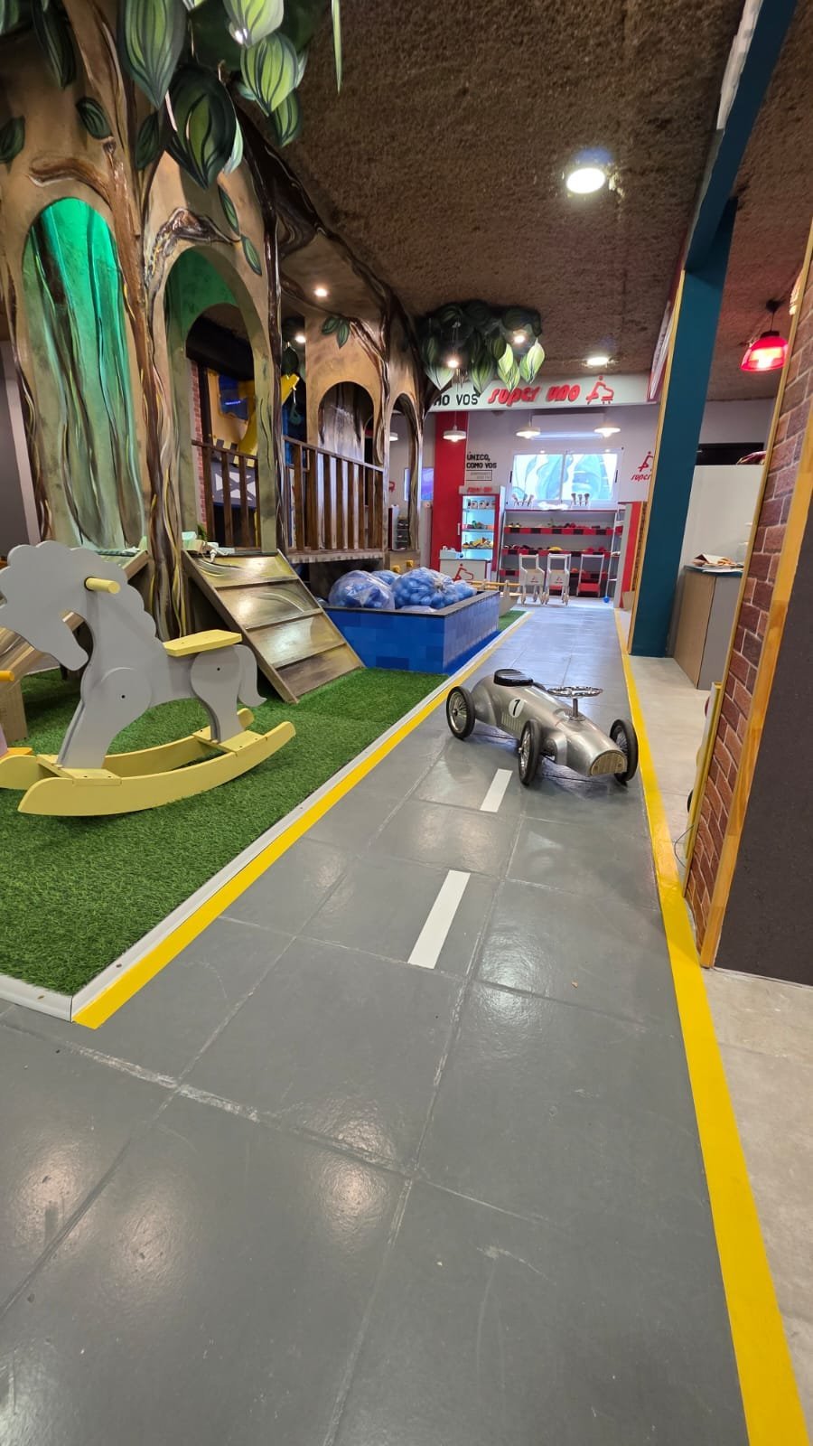 Espacio de juegos con autito y pista dentro de Ciudad Infantil