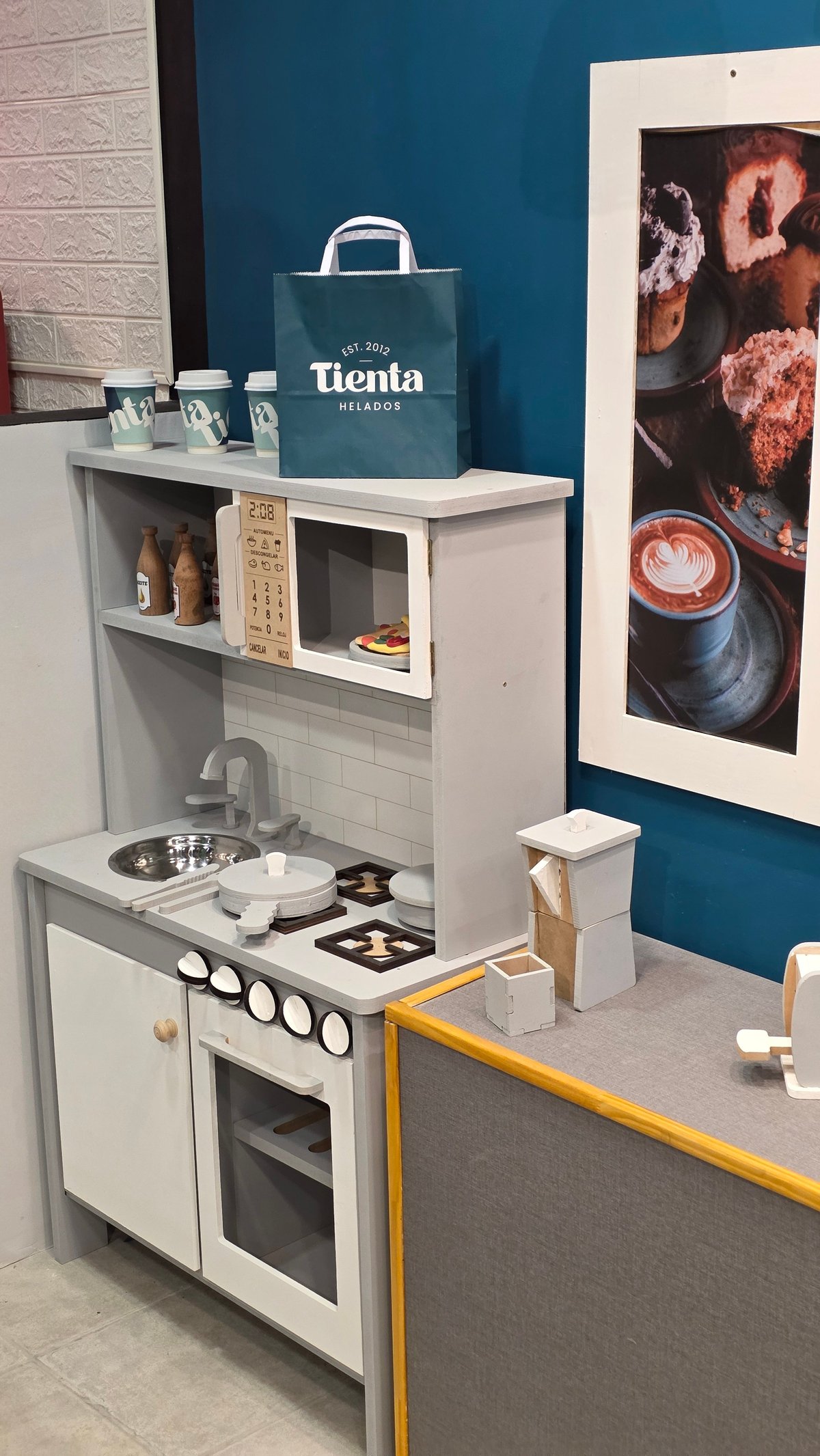 Cocina de Tienta con bolsa y vasos sobre pared azul